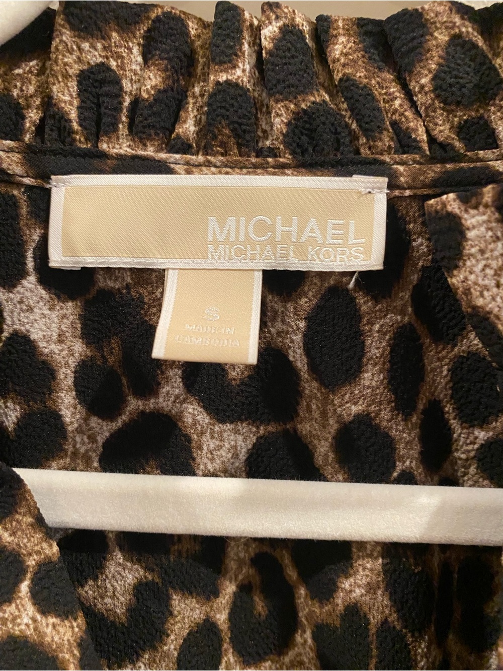 Michael Kors Leopard Print V-Neck Blouse with Tiered Bell Sleeves. Size Small - Picture 2 of 6